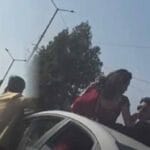 चलती कार में स्टंटबाजी का वीडियो बना रहे थे Reel, पुलिस की कार्रवाई में 5 कार जब