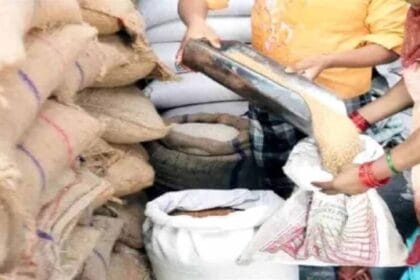 प्रशासन की बड़ी कार्रवाई: गड़बड़ी मिलने पर दो राशन दुकानों का संचालन बंद