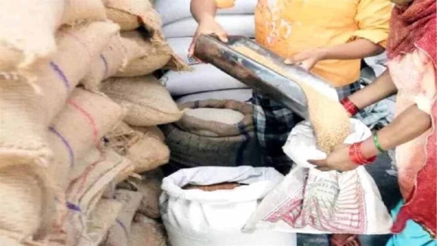प्रशासन की बड़ी कार्रवाई: गड़बड़ी मिलने पर दो राशन दुकानों का संचालन बंद