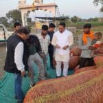 कृषि मंत्री कंषाना ने मटर की फसल का निरीक्षण कर किसानों से किया संवाद