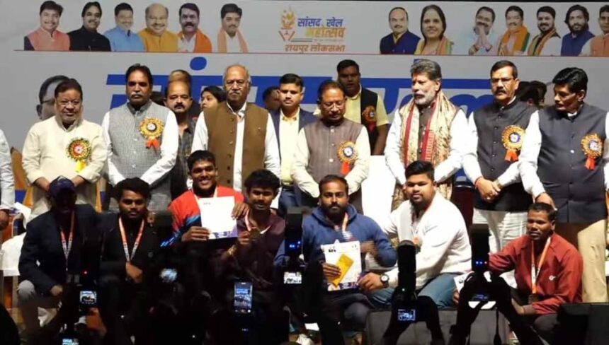 खेल महोत्सव के मंच से ओलंपिक पदक विजेताओं को बड़ी सौगात, CM साय रहे मौजूद; PM मो