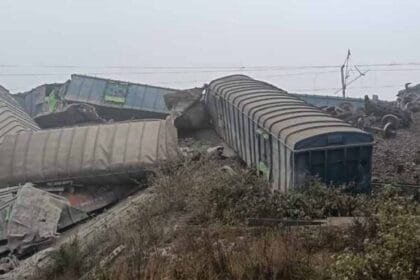 रेलवे परिचालन ठप: मालगाड़ी बेपटरी, यात्री परेशान