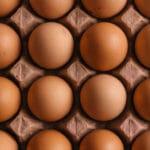 Egg Price रिकॉर्ड हाई: सर्दियों में 25–50% तक महंगे हुए अंडे, जनवरी में और बढ़ोत
