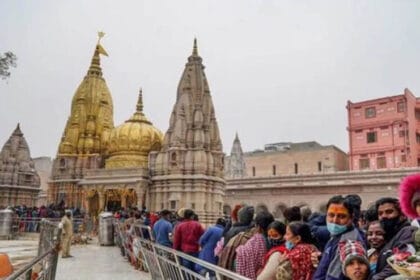श्रद्धालुओं की भीड़ को देखते हुए काशी विश्वनाथ मंदिर में VIP व प्रोटोकॉल दर्शन ब