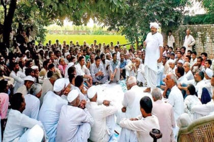 किशोरों के लिए सख्त फैसले: बागपत खाप पंचायत ने स्मार्टफोन और हाफ‑पैंट पर रोक लगा