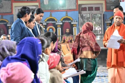 गोरखनाथ मंदिर में मुख्यमंत्री ने किया जनता दर्शन का आयोजन, करीब 150 लोगों से मुल