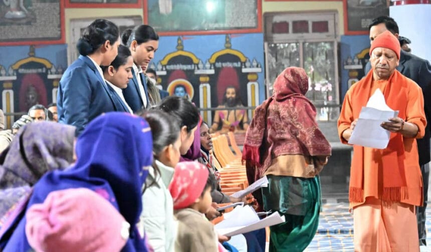 गोरखनाथ मंदिर में मुख्यमंत्री ने किया जनता दर्शन का आयोजन, करीब 150 लोगों से मुल