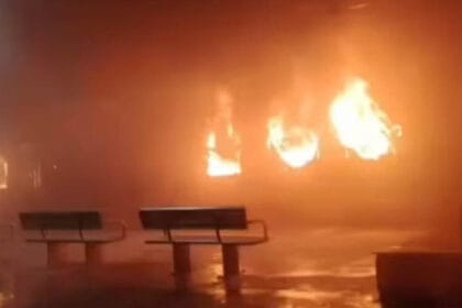 टाटानगर–एर्नाकुलम एक्सप्रेस के दो डिब्बों में भीषण आग, AC बोगियों में मची अफरा-त