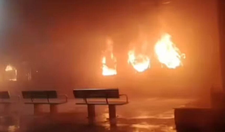 टाटानगर–एर्नाकुलम एक्सप्रेस के दो डिब्बों में भीषण आग, AC बोगियों में मची अफरा-त