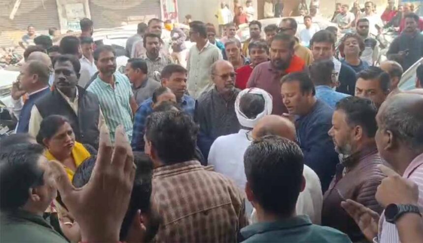 आमाबेड़ा हिंसा के विरोध में बस्तर बंद, पर्व के दौरान दुकानों को बंद कराने पर तना