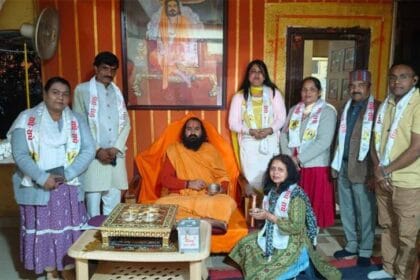 संस्कार और सेवा का संगम: लालघाटी गुरुकुल में बच्चों के श्लोक-पाठ व संध्या आरती न