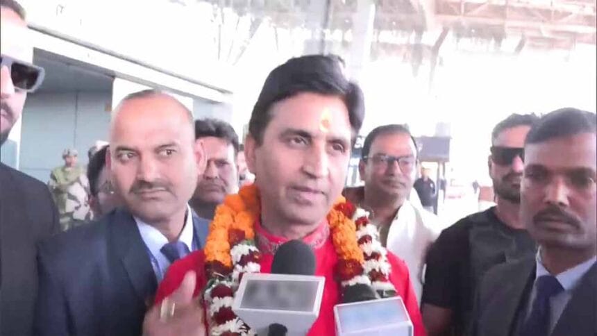 बांग्लादेश में अशांति और हिंदुओं पर अत्याचार पर कवि कुमार विश्वास ने जताई गहरी च