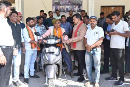 रायपुर में दिव्यांग नेमी सिंह को उपमुख्यमंत्री शर्मा ने भेंट की पेट्रोल स्कूटी