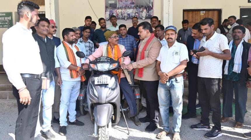 रायपुर में दिव्यांग नेमी सिंह को उपमुख्यमंत्री शर्मा ने भेंट की पेट्रोल स्कूटी