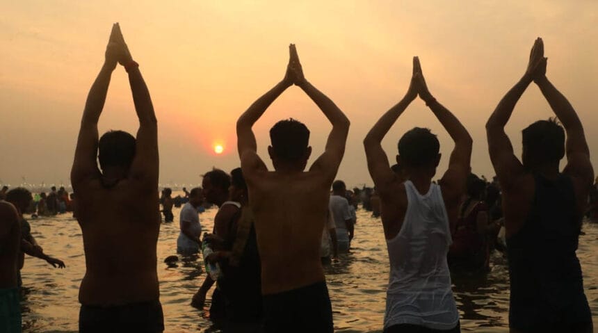 नए साल पर युवाओं में धार्मिक पर्यटन का बढ़ा रुझान, काशी, मथुरा, अयोध्या में लाखो