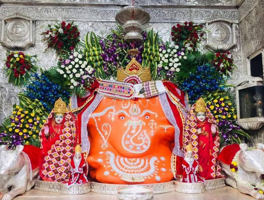 नववर्ष 2026 के स्वागत में इंदौर के मंदिरों में धार्मिक धूम, खजराना गणेश मंदिर मे