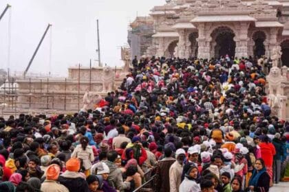धर्म-आस्था का वैश्विक इतिहास: 2025 में अयोध्या और काशी में रिकॉर्डतोड़ भीड़, उत्