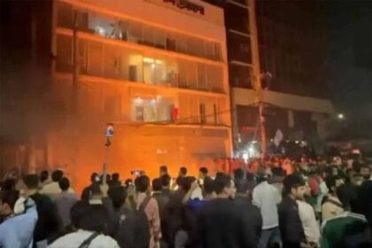 बांग्लादेश में अराजकता के साये में जनसंख्या विस्फोट: कंडोम संकट के बीच रिकॉर्ड ज