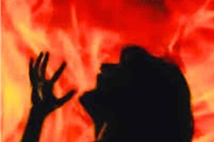 अफेयर के शक ने ली जान, बच्चों के सामने पेट्रोल डालकर पत्नी को जिंदा जलाया, आरोपी