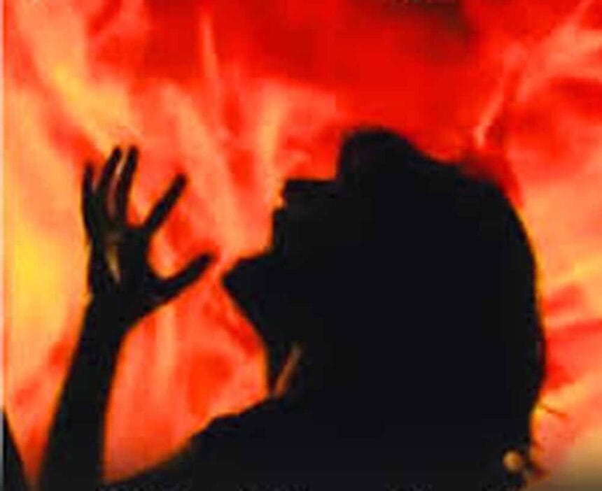 अफेयर के शक ने ली जान, बच्चों के सामने पेट्रोल डालकर पत्नी को जिंदा जलाया, आरोपी