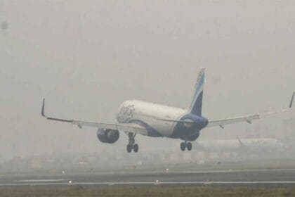 कड़ाके की ठंड से जनजीवन बेहाल, उत्तर भारत में तापमान लुढ़का; दिल्ली एयरपोर्ट पर