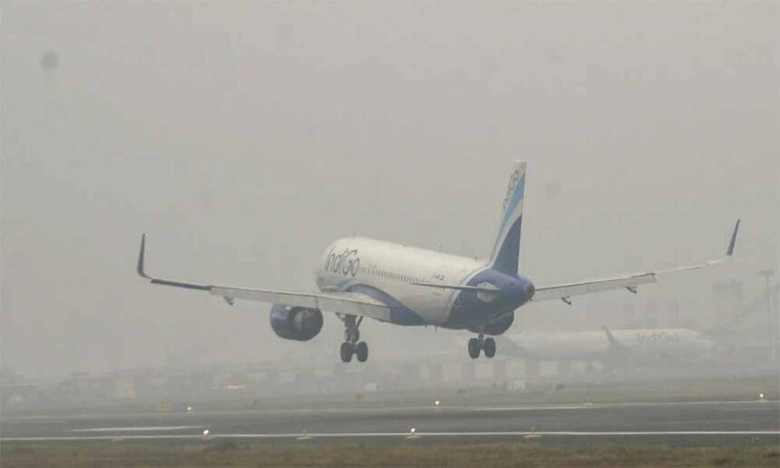 कड़ाके की ठंड से जनजीवन बेहाल, उत्तर भारत में तापमान लुढ़का; दिल्ली एयरपोर्ट पर