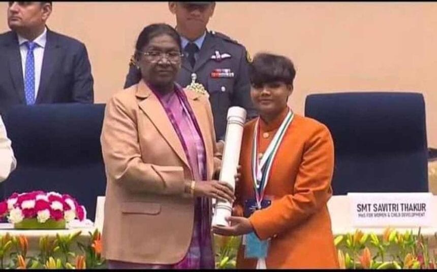 संघर्ष से सम्मान तक: दिव्यांगता को मात देने वाली JCB चालक की बेटी को ‘वीर बाल दि