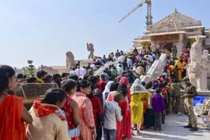 जय श्रीराम के उद्घोष से गूंज उठी अयोध्या, दर्शन के लिए लगी लंबी कतारें