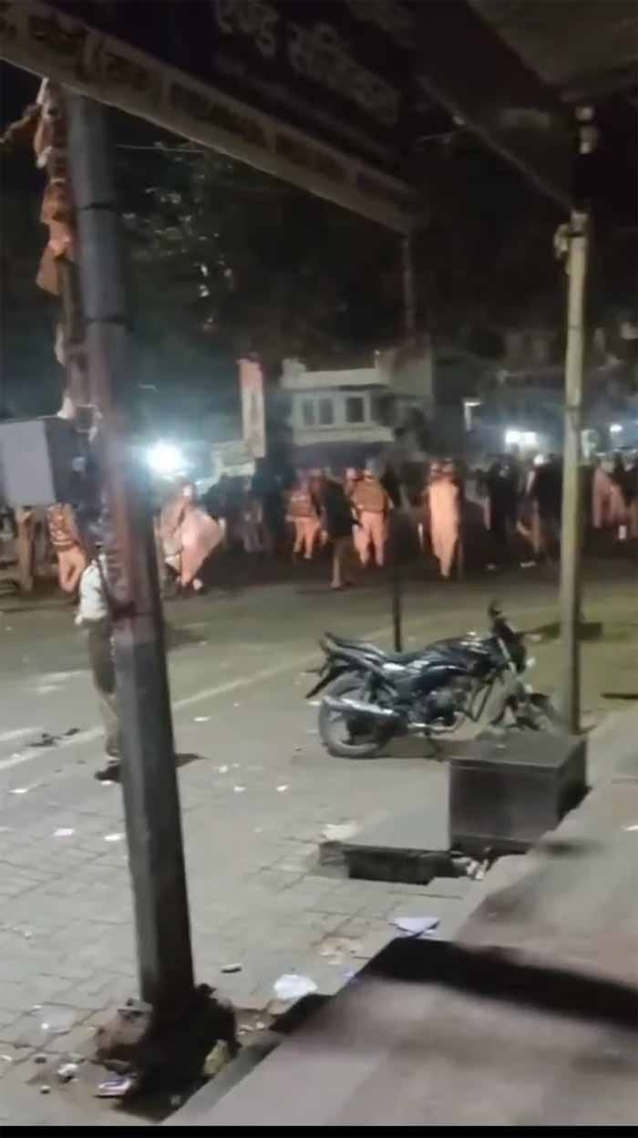 रेलिंग लगाने को लेकर बवाल, भीड़ ने राजस्थान पुलिस पर किया पथराव, आधा दर्जन पुलिस