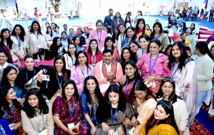 मुख्यमंत्री ने प्रबुद्ध महिलाओं, आजीविका मिशन से जुड़ी महिलाओं और ड्रोन दीदीयों स