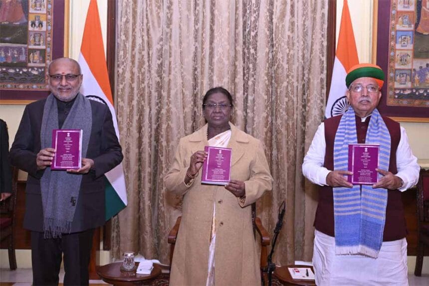 संविधान की नई पहचान: राष्ट्रपति द्रौपदी मुर्मू ने संथाली भाषा में किया संविधान क