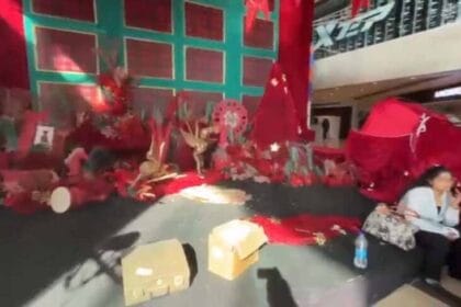 क्रिसमस से पहले मैग्नेटो मॉल में हंगामा, भीड़ ने सजावट को पहुंचाया नुकसान