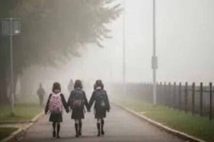 कड़ाके की ठंड से यूपी कांपा, कोहरे-शीतलहर के बीच प्रशासन ने स्कूलों में छुट्टी का