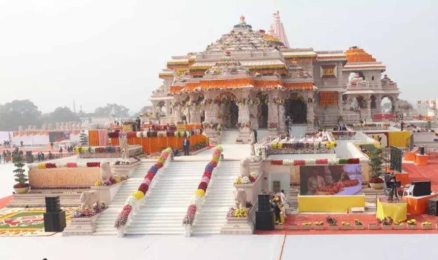 राम मंदिर में प्रतिष्ठा द्वादशी महोत्सव में रक्षा मंत्री राजनाथ सिंह और मुख्यमंत