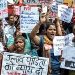 दिल्ली हाईकोर्ट के बाहर गूंजा आक्रोश, उन्नाव रेप मामले में कुलदीप सेंगर को जमानत