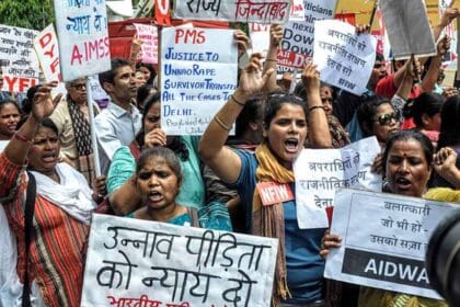 दिल्ली हाईकोर्ट के बाहर गूंजा आक्रोश, उन्नाव रेप मामले में कुलदीप सेंगर को जमानत