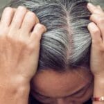 सफेद बाल उखाड़ने का सच: फैलते हैं या नहीं? एक्सपर्ट्स क्या कहते हैं और बाल काले