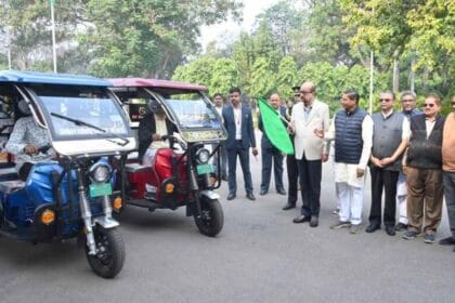 राज्यपाल डेका ने सरस्वती शिक्षा संस्थान को प्रदान किए चार ई- रिक्शे