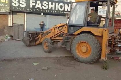 सन्डे मार्केट में अवैध दुकानों पर प्रशासन सख्त, बुलडोजर कार्रवाई के साथ दी अंतिम