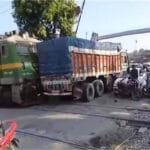 रेल फाटक खुला और तबाही: देवघर में ट्रेन-ट्रक टकराव, बाइकें चकनाचूर