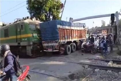 रेल फाटक खुला और तबाही: देवघर में ट्रेन-ट्रक टकराव, बाइकें चकनाचूर
