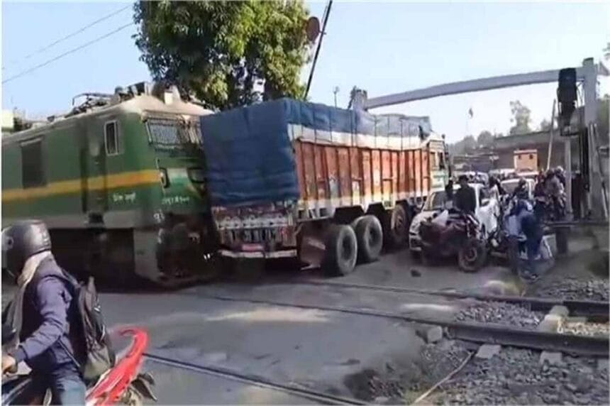 रेल फाटक खुला और तबाही: देवघर में ट्रेन-ट्रक टकराव, बाइकें चकनाचूर
