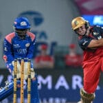 WPL ओपनिंग मैच में RCB ने मुंबई इंडियंस को हराया, डिक्लर्क ने पलट दी बाजी