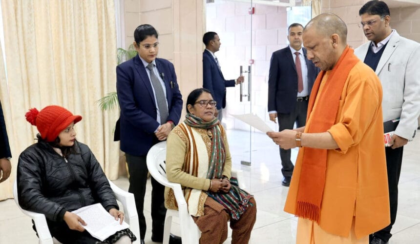 मुख्यमंत्री ने सोमवार को किया ‘जनता दर्शन’, प्रदेश के विभिन्न जनपदों से आए प्रार