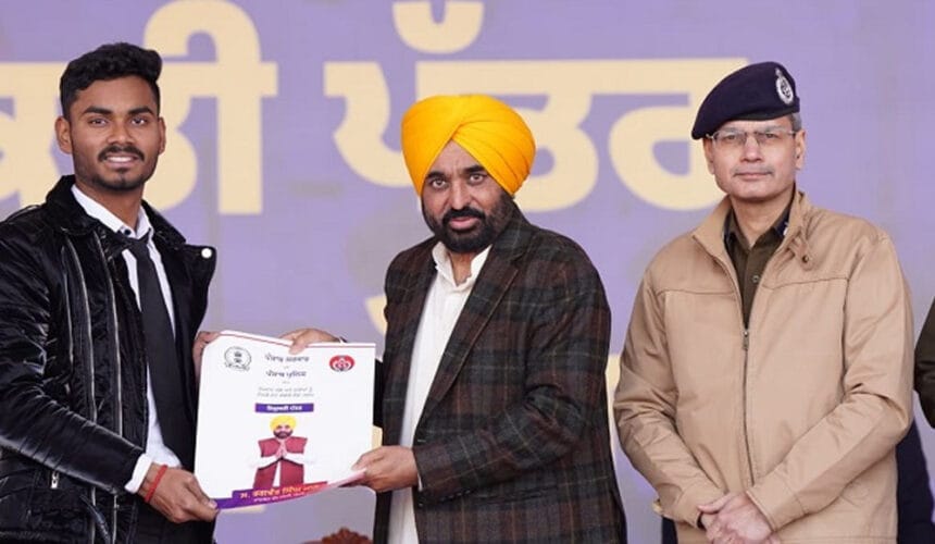 मुख्यमंत्री भगवंत सिंह मान ने 1,746 नए कांस्टेबलों को नियुक्ति पत्र देकर शुरू कि