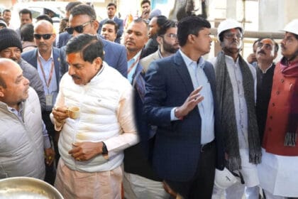 डॉ. यादव ने निर्माणाधीन गीता भवन का अवलोकन किया, स्थानीय लोगों के साथ चाय की चुस