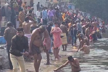 ओरछा में मकर संक्रांति के अवसर पर श्रद्धालुओं ने बेतवा नदी में डुबकी लगाई, रामरा