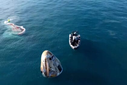 चार अंतरिक्षयात्री, जिसमें एक बीमार एस्ट्रोनॉट भी शामिल, ड्रैगन कैप्सूल से धरती