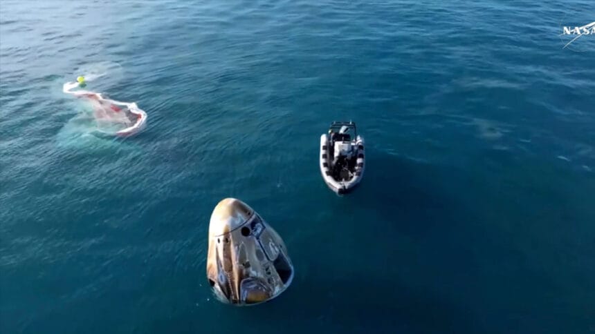 चार अंतरिक्षयात्री, जिसमें एक बीमार एस्ट्रोनॉट भी शामिल, ड्रैगन कैप्सूल से धरती