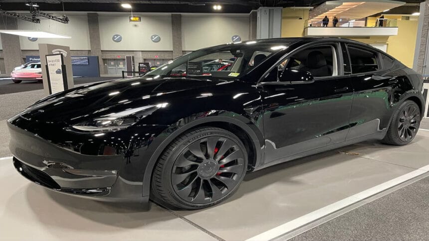 Tesla की Model Y भारत में लॉन्च, लेकिन खरीदार नहीं मिल रहे, कंपनी दे रही है डिस्